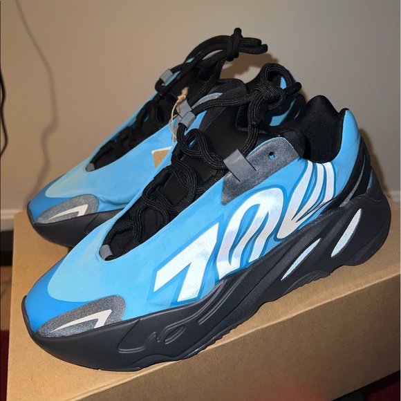 Adidas Yeezy Boost 700 MNVN
